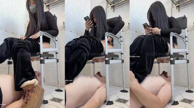 超量黄金2025年10月最新【重磅】VIP精选【与精神小妹的那些年】足交踩脸调教，好几个妹子一起，吃嫩妹的大便，享受特殊的待遇！